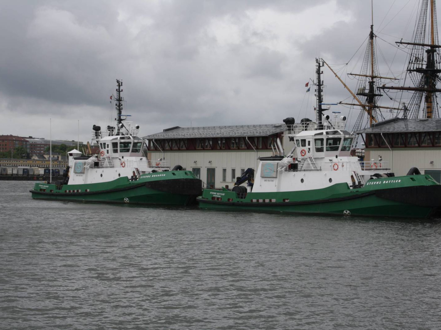 Choosing the Right Fendering System for Tugs and Workboats: Factors to Consider